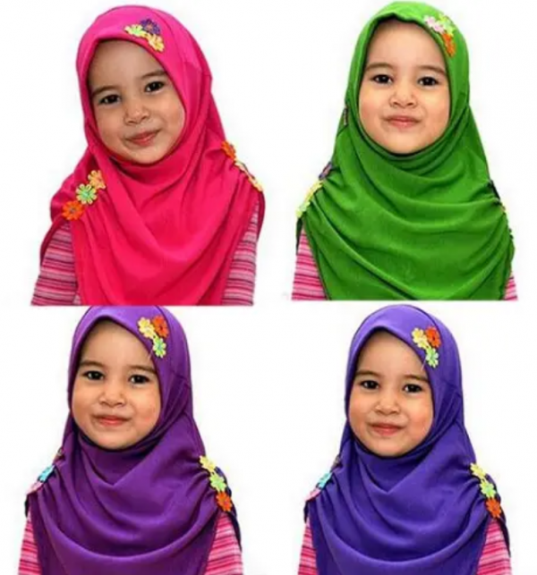 Hijab anak dengan desain dua warna yang kontras